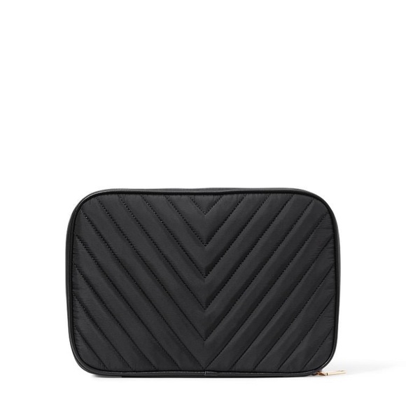 Victoria Secret
The VS Electronic Accessories Case black brand new with tags - Picture 3 of 6